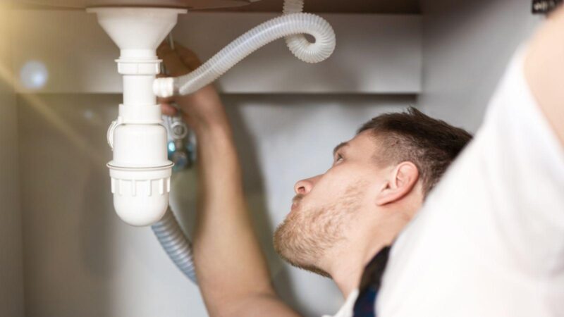 Why Homeowners In Small Midwestern Towns Get Better Plumbing Outcomes From Local Licensed Contractors Than From Regional Service Chains